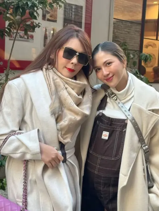 Bersama sang kakak ipar, Jessica Mila mengaplikasikan makeup tipis dengan blush on pink dan lipstik pinknya. Aura bumil pun tampak terpancar. [@jscmila]