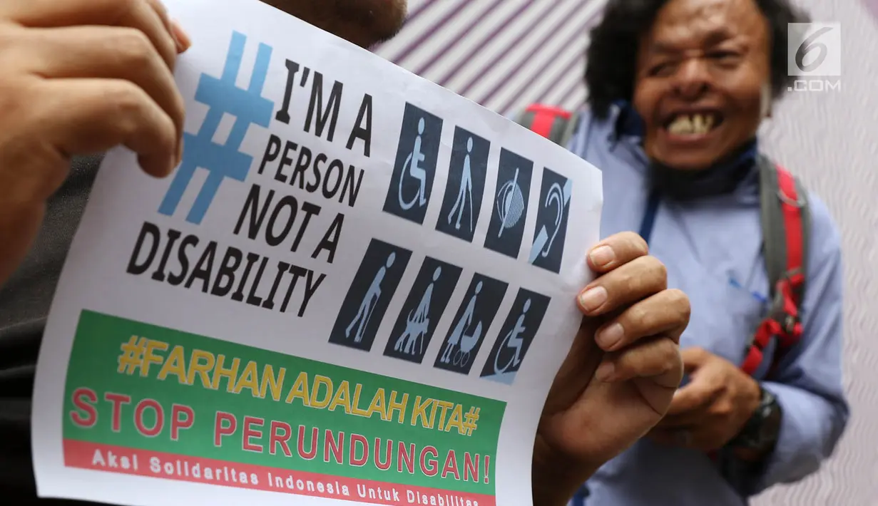 Selembaran dukungan untuk korban bullying atau perundungan di Universitas Gunadarma, Depok, Kamis (20/7). Perwakilan LBH Disabilitas dan Masyarakat Peduli Autis mendatangi Gunadarma untuk memberikan dukungan kepada Farhan. (Liputan6.com/Immanuel Antonius)