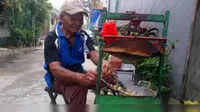 Seorang kakek penjual basreng menuturkan kisahnya selama berjualan basreng di rantau orang
