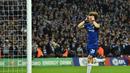Ekspresi David Luiz uai gagal mengeksekusi tendangan penalti pada laga final Carabao Cup 2019 yang berlangsung di stadon Wembley, London, Senin (25/2). Man City menang 4-3 atas Chelsea lewat drama adu penalti. (AFP/Glyn Kirk)