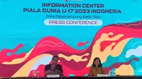 Humas Perhimpunan Hotel dan Restoran Indonesia (PHRI) Kota Solo, Wening Damayanti (kanan), memberikan keterangan mengenai meningkatnya okupansi hotel di sekitar Stadion Manahan, Solo, saat Piala Dunia U-17 2023 berlangsung. (Bola.com/Ana Dewi)