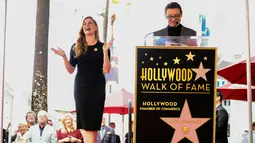 Jeremy Renner (kanan) memberikan ucapan selamat kepada Amy Adams atas penghargaan dari Hollywood Walk of Fame di Los Angeles, AS, Kamis (12/1). Adams menerima plakat penghormatan atas perannya di film Arrival. (AP Photo/ Rich Fury)