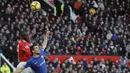 Duel pemain Manchester United, Romelu Lukaku dan pemain Chelsea, Cesar Azpilicueta pada lanjutan Premier League di Old Trafford stadium, Manchester, (25/2/2018). Manchester United menang 2-1. (AP/Rui Vieira)