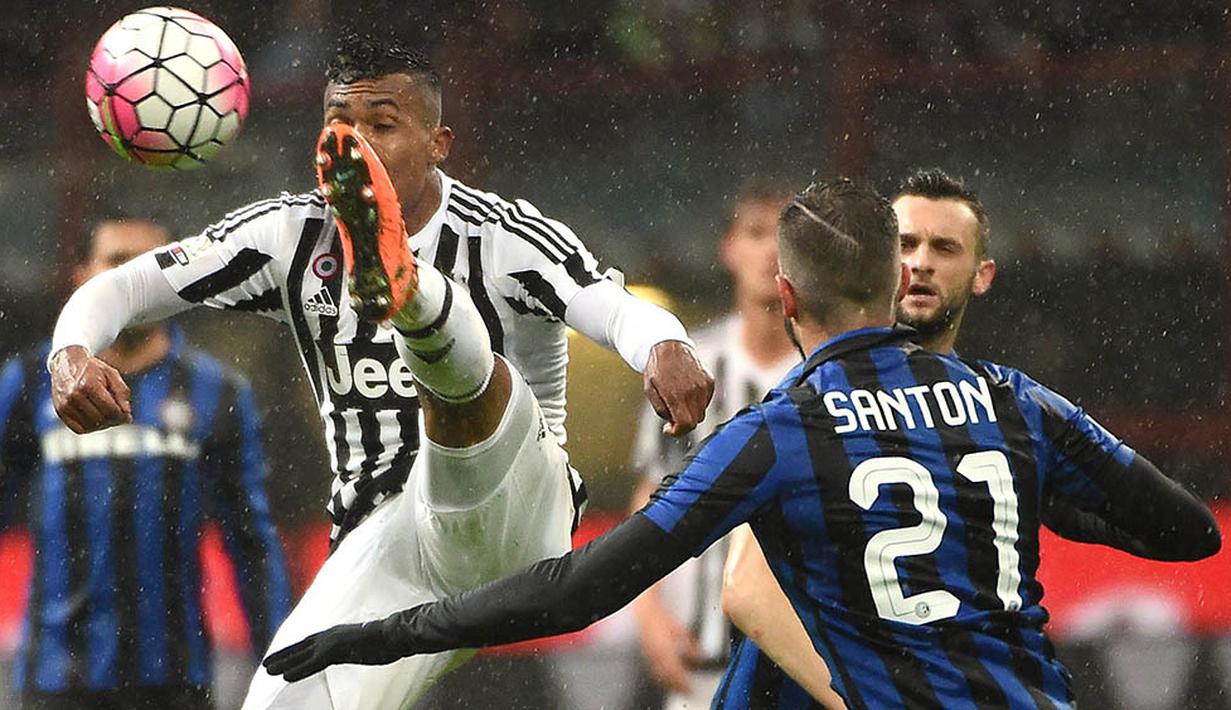 Bek sayap Juventus, Alex Sandro, berebut bola dengan bek sayap Inter Milan, Davide Santon. Agregat kedua tim menjadi 3-3, yang membuat laga harus ditentukan melalui adu penalti. (EPA/Daniel Dal Zennaro)