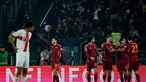 Penyerang AS Roma asal Argentina, Matias Soule (kedua dari kiri), merayakan gol pertama timnya selama pertandingan sepak bola Serie A Italia melawan Genoa di Stadio Olimpico pada Senin 29 Desember 2025 waktu setempat atau Selasa (30/12/2025) dini hari WIB. AS Roma sukses merebut kembali posisi empat besar klasemen Serie A musim 2025/2026. (Filippo MONTEFORTE/AFP)