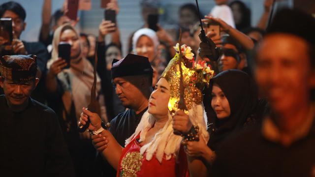 Tahun ini, seblang ditarikan oleh Isni, wanita berusia 52 tahun. Ini merupakan kali pertama bagi dia menjadi seblang menggantikan Aisah atau Mbah Isah yang berusia 76 tahun. (Istimewa)