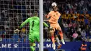 Klub berjuluk Los Rojiblancos sempat unggul tiga gol lewat Saul Niguez, Antoine Griesmann, dan Yannick Carrasco. (Photo by Josep LAGO / AFP)
