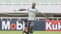 Pemain Persib Bandung, David da Silva, melakukan selebrasi usai mencetak gol ke gawang Persikabo 1973 pada laga uji coba di Stadion Pakansari, Bogor, Minggu (27/11/2022). (Bola.com/M iqbal Ichsan)
