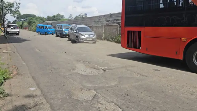 Kondisi akses jalan rusak yang banyak dikeluhkan warga dan sopir angkot di Terminal Terpadu Depok.