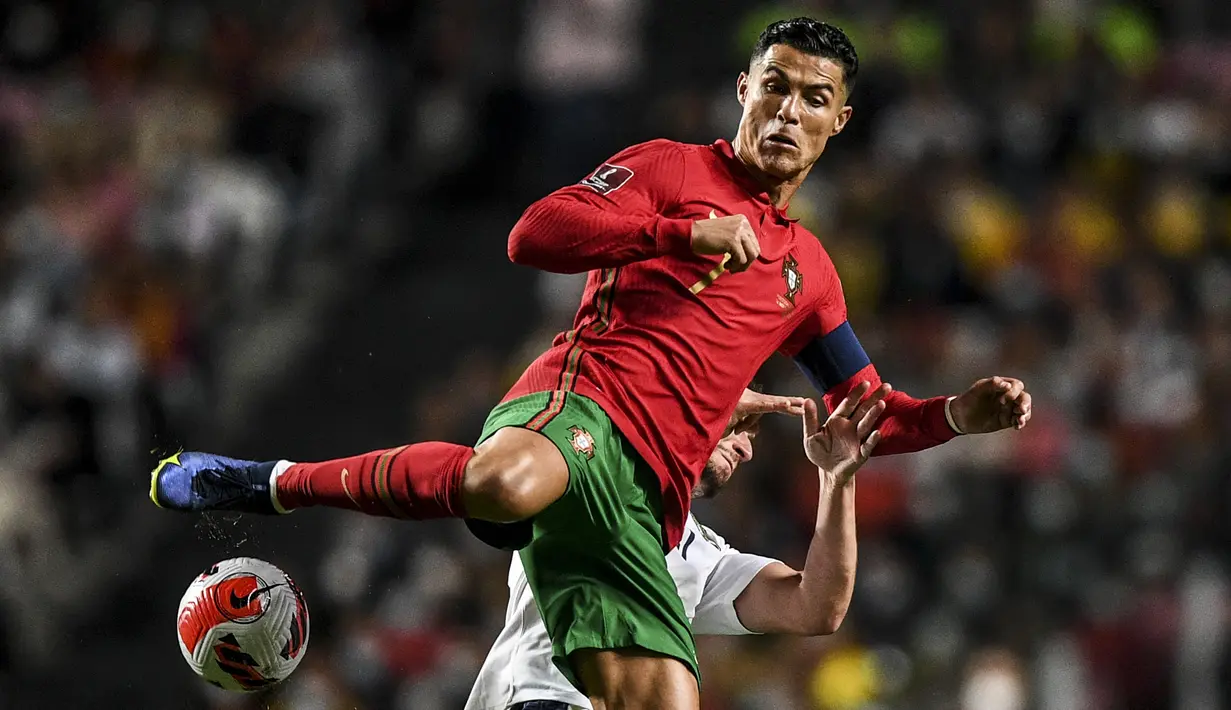 Cristiano Ronaldo. Striker Portugal yang tengah menjalani periode keduanya bersama Manchester United ini tidak hanya menjadi pemain aktif Liga Inggris dengan raihan gol internasionl terbanyak dengan 115 gol dari 184 laga, namun juga terbanyak di tingkat dunia. (AFP/Patricia De Melo Moreira)
