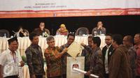 Petugas Komisi Pemilihan Umum (KPU) Provinsi DKI Jakarta menunjukan berkas sebelum menggelar rekapitulasi penghitungan sura tingkat provinsi Pilkada DKI Jakarta di Grand Sahid, Jakarta, Minggu (26/2). (Liputan.com/Faizal Fanani)