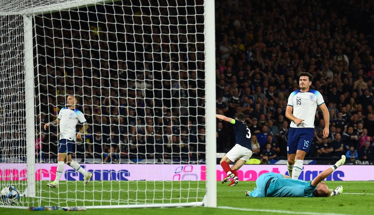 Gol bunuh diri yang dibuat Maguire terjadi saat umpan mendatar pemain Skotlandia, Andy Robertson di sisi kanan kotak penalti yang coba dihalau Maguire justru mengarah ke gawang Inggris tanpa mampu diantisipasi kiper Aaron Ramsdale. (AFP/Andy Buchanan)