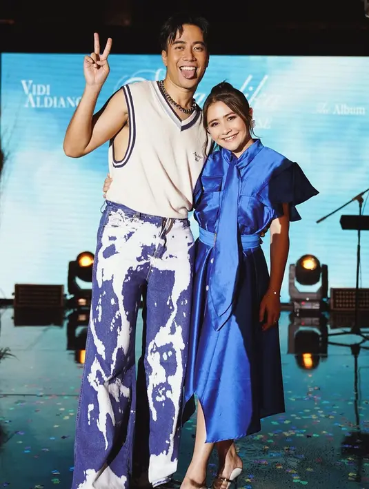 Setelah tampil duet membawakan dua buah lagu, Vidi dan Prilly berfoto bersama di atas panggung. Keduanya berpose ala sahabat sejati. Prilly juga mengungkapkan perasaan bahagianya karena bisa kembali tampil bernyanyi setelah lama tak manggung. (Liputan6.com/IG/@prillylatuconsina96)