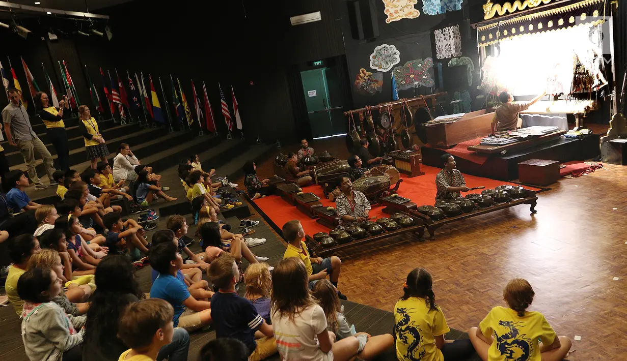 Sejumlah siswa siswi menyaksikan pagelaran wayang kulit di Jakarta Intercultural School (JIS) Elementary, Jakarta, Kamis (2/11). Pagelaran ini dibawakan oleh dalang Ki Purbo Asmoro dari ISI Solo. (Liputan6.com/Fery Pradolo)