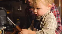 Baru berusia 3 tahun, seorang bocah sudah menjadi barista kecil yang piawai mengolah kopi. Sumber: ABCNews.go.com.