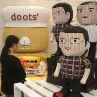 Pengunjung tengah melihat prodak yang di pamerkan di Inacraft 2017 di JCC, Senayan, Jakarta, Rabu (26/4). Pameran yang gelar dari 26-30 april tersebut menapilkan ribuan prodak UMKM dari tanah air. (Liputan6.com/Angga Yuniar)