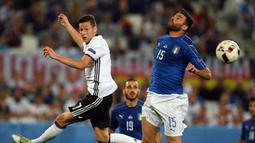 Andrea Barzagli. Bek Timnas Italia ini menjalani laga terakhirnya bersama Gli Azzurri saat menghadapi Jerman dalam laga perempatfinal Euro 2016. Saat itu usianya telah menginjak 35 tahun, 1 bulan dan 24 hari. Ia pensiun pada 2019 dengan koleksi 74 caps. (AFP/Patrik Stollarz)