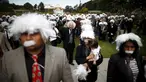 Benny Wasserman (tengah) berdiri dengan ratusan orang yang berpenampilan mirip Albert Einstein untuk mencetak rekor dunia Guinness di Los Angeles, 27 Juni 2015. Acara ini guna mengumpulkan dana bagi pendidikan anak-anak tunawisma. (REUTERS/Lucy Nicholson)
