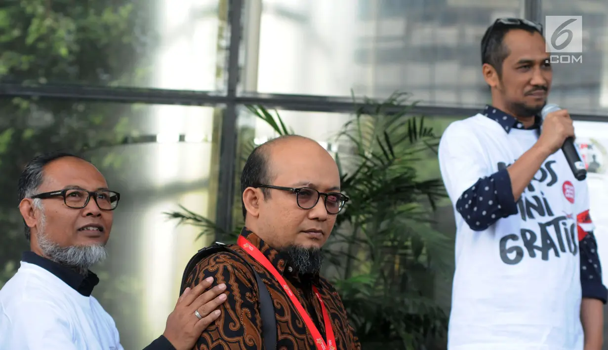 Penyidik senior KPK Novel Baswedan (tengah) dan mantan Wakil Ketua KPK Bambang Widjojanto (kiri) mendengarkan mantan Ketua KPK Abraham Samad (kanan) berbicara saat penyambutan dirinya di Gedung KPK, Jakarta, Jumat (27/7). (Merdeka.com/Dwi Narwoko)