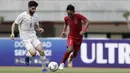 Gelandang Timnas Indonesua U-19, Beckham Putra, berebut bola dengan pemain Timnas Iran U-19 pada laga uji coba di Stadion Patriot Chandrabhaga, Bekasi, Sabtu (7/9). Indonesia kalah 2-4 atas Iran. (Bola.com/Yoppy Renato)