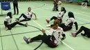 Atlet bola voli duduk putri Asian Para Games Indonesia saat berlatih di Gelora Bung Karno Arena, Jakarta, Rabu (26/9). Latihan ini merupakan pelatnas voli duduk putri Indonesia setelah sebelumnya berlatih di Solo. (Liputan6.com/Helmi Fithriansyah)