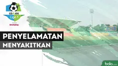 Kiper PSIS Semarang, Aji Bayu Saputra melakukan penyelamatan gemilang, akan tetapi ia merasakan sakit setelah penyelamatan tersebut.