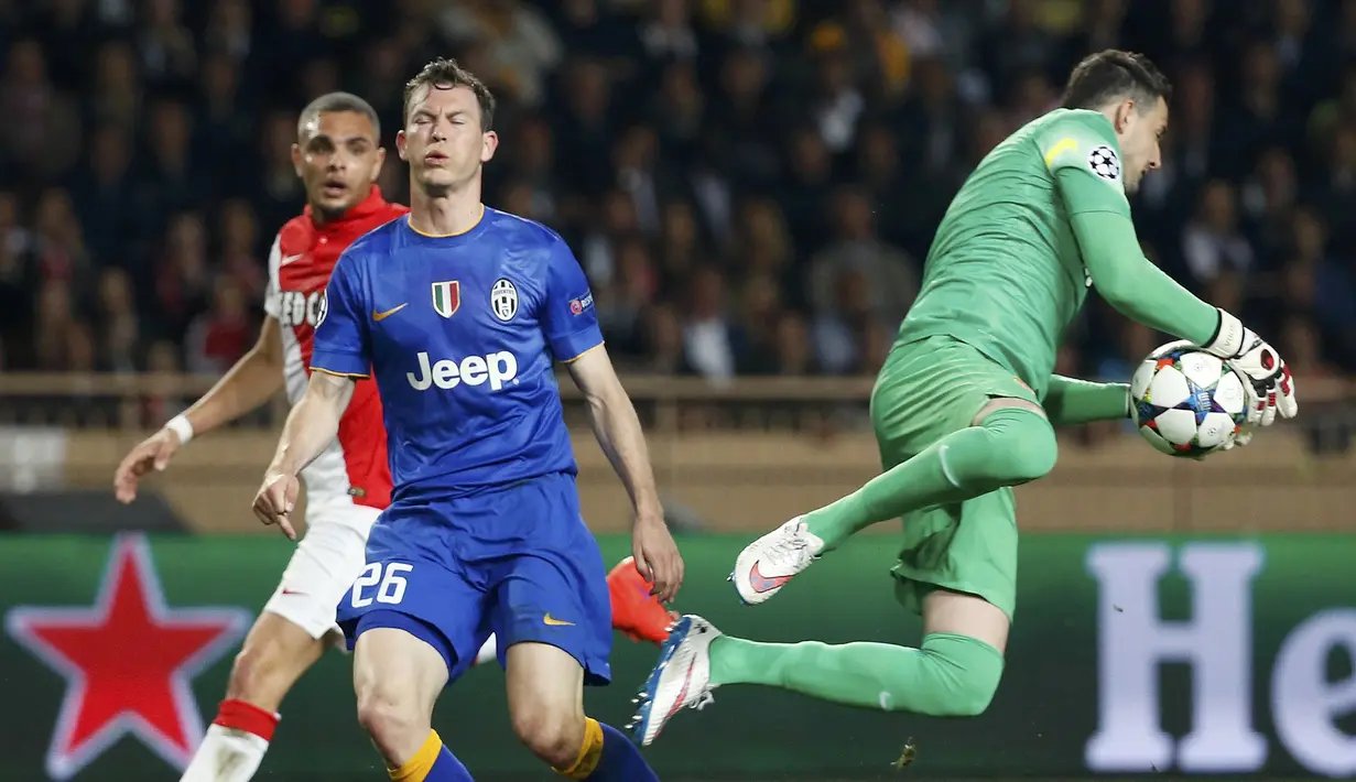 Penyelamatan kiper AS Monaco, Daniel Subasic (REUTERS/Jean-Paul Pelissier)