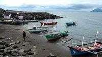 Nelayan yang tergabung dalam ANTRAmelakukan unjuk rasa dengan memasang spanduk di perahu mereka sebagai penolakan reklamasi Pantai Kalasey, Kab Minahasa, Sulawesi Utara.(Antara)