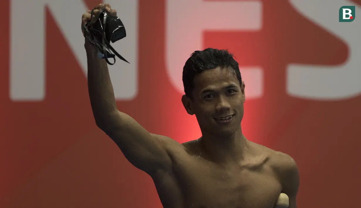 Perenang Indonesia, Jendi Pangabean, selebrasi usai menjadi yang tercepat pada Asian Para Games cabang renang nomor 100 meter gaya punggung S9 di Stadion Aquatic, Jakarta, Kamis (11/10). (Bola.com/Vitalis Yogi Trisna)