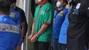 Musisi Erdian Aji Prihartanto alias Anji dihadirkan saat konferensi pers rilis pengungkapan kasus narkoba di Polres Metro Jakarta Barat, Jakarta, Rabu (16/6/2021). Polisi mengamankan 7 linting ganja, 8 plastik klip berisi biji daun ganja, 1 plastik klip ekstrak ganja. (Liputan6.com/Herman Zakharia)