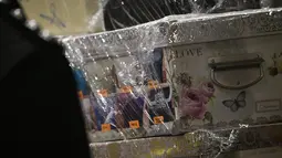 Polisi Malaysia menyita kotak barang mewah dalam penggeledahan di tiga apartemen mantan Perdana Menteri Najib Razak di Kuala Lumpur, Jumat (18/5). Polisi juga menyita 72 tas bagasi berisi uang tunai dan perhiasan. (ARIFFIN JAMAR/THE STRAITS TIMES/AFP)