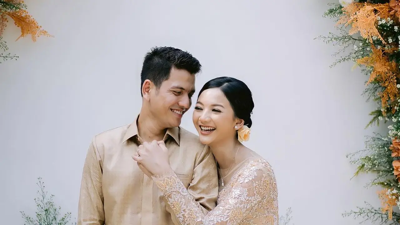Penuh Kebahagiaan, Ini 7 Momen Lamaran Resmi Glenca Chysara dan Rendi Jhon