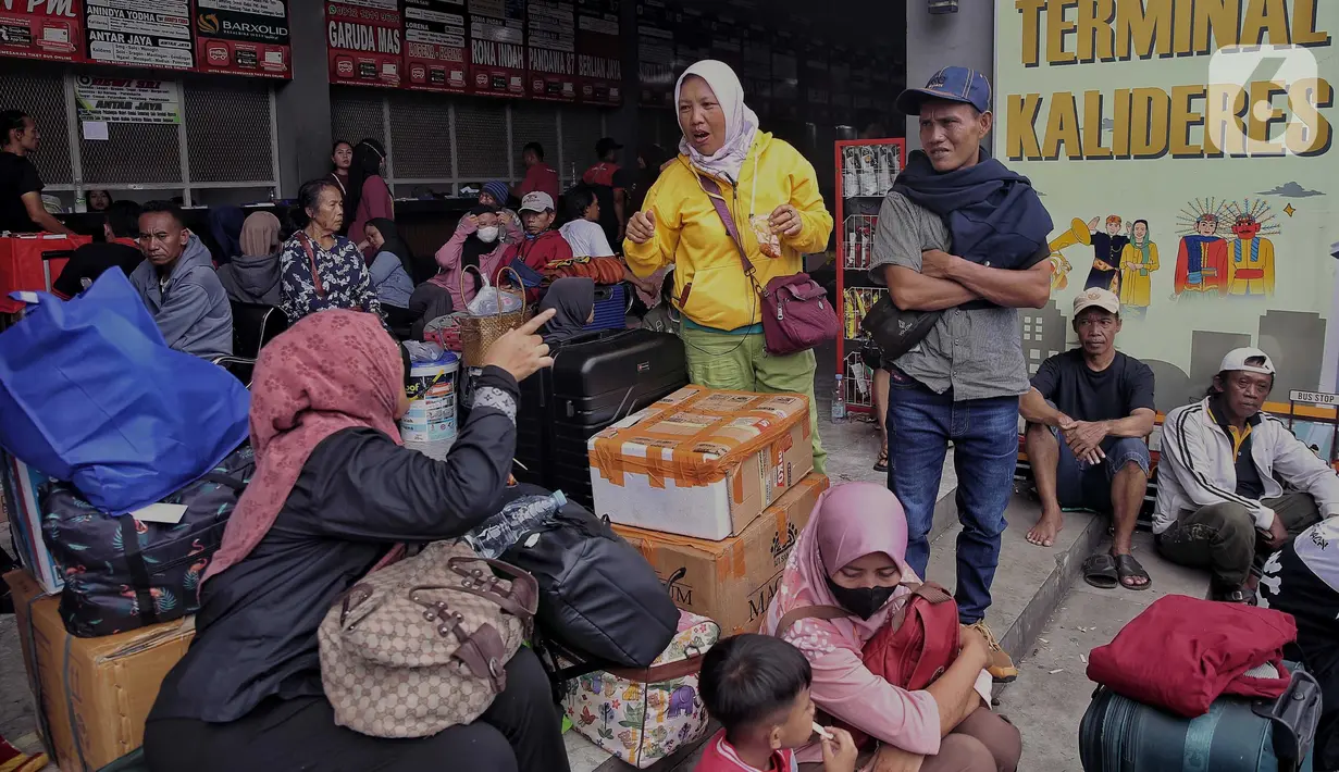 Pemudik saat menunggu waktu keberangkatan bus di Terminal Kalideres, Jakarta Barat, Kamis (27/3/2025). (Liputan6.com/Angga Yuniar)