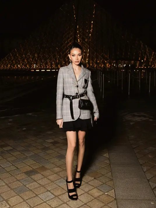 Di show Louis Vuitton, Alyssa kembali terlihat mahal dengan outfit lady boss yang stylish [@alyssadaguise]