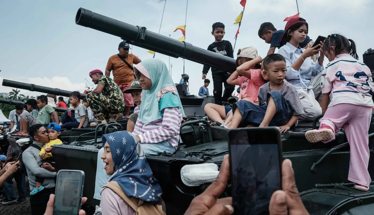Selain pameran alutsista, Tiga matra TNI yakni AD, AL, dan AU juga menggelar stan edukasi yang berlangsung hingga 21 September 2025. (YASUYOSHI CHIBA/AFP)