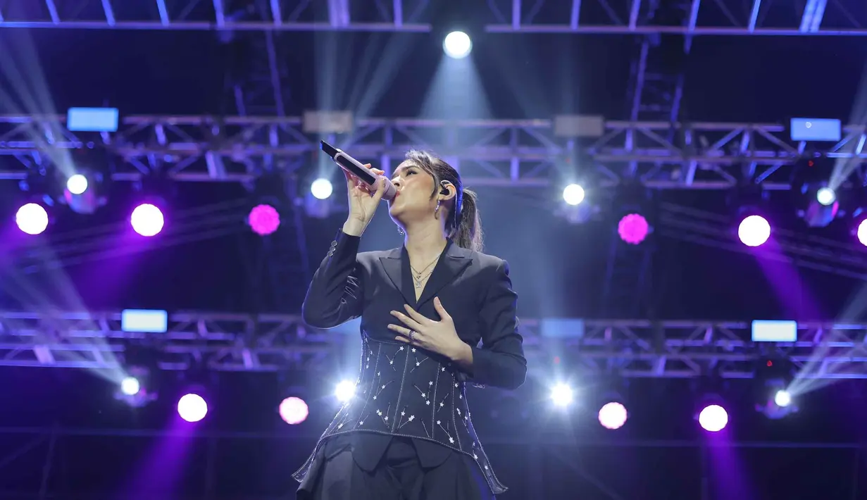 Penyanyi, Raisa, saat tampil pada hari kedua gelaran KapanLagi Buka Bareng (KLBB) Festival 2026 di Stadion Madya, Kompleks Gelora Bung Karno, Senayan, Jakarta, Minggu 1 Maret 2026. (Bola.com/Bagaskara Lazuardi)