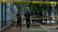 Anggota Gegana Brimob Polri melakukan penjagaan di sekitar lokasi ledakan di kawasan Monas, Jakarta, Selasa (3/12/2019). Dalam ledakan itu dua anggota TNI menjadi korban dan mengalami luka. (merdeka.com/Imam Buhori)