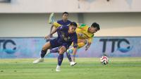 Pemain Persita Tangerang, Ryuji Utomo mencoba menghentikan aksi dari pemain Persebaya Surabaya, Malik Risaldi&nbsp;pada pekan kedua BRI Super League 2025/2026 di Indomilk Arena, Sabtu (16/8/2025). (Bola.com/ Abdul Aziz)