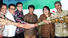 Dirut PT Pertamina Elia Massa Manik (keempat kiri) foto bersama usai jumpa pers di Gedung Pertamina, Jakarta, Kamis (16/3). Elia dipilih berdasarkan keputusan dari Rapat Umum Pemegang Saham (RUPS). (Liputan6.com/Angga Yuniar)