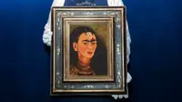 Sebuah foto yang dirilis pada 22 September 2021 milik Sotheby's New York menunjukkan potret diri Frida Kahlo yang disebut sebagai "Diego y yo". (Photo credit: SOTHEBY'S/AFP)