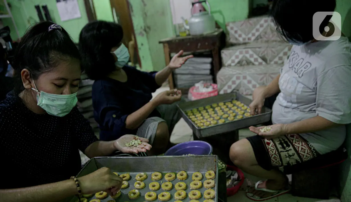 Pekerja menyelesaikan pembuatan kue kering di sebuah industri rumahan di Kawasan Kwitang, Jakarta, Jumat (30/4/2021). Kue kering tersebut dijual mulai harga Rp 75.000 hingga Rp. 80.000 per kilogram tergantung jenis dan variannya. (Liputan6.com/Faizal Fanani)