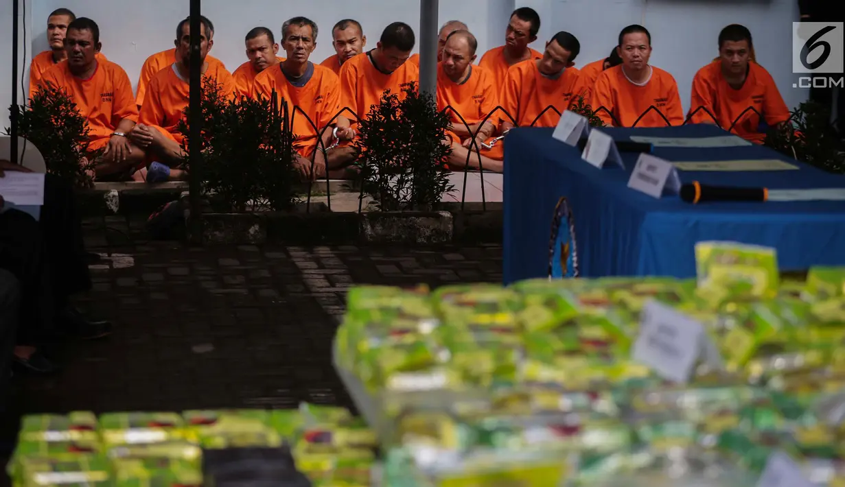 Tersangka dan barang bukti sabu dihadirkan saat rilis di Kantor BNN, Jakarta, Jumat (10/5/2019). Sabu yang dimusnahkaan merupakan sitaan dari enam kasus berbeda. (Liputan6.com/Faizal Fanani)