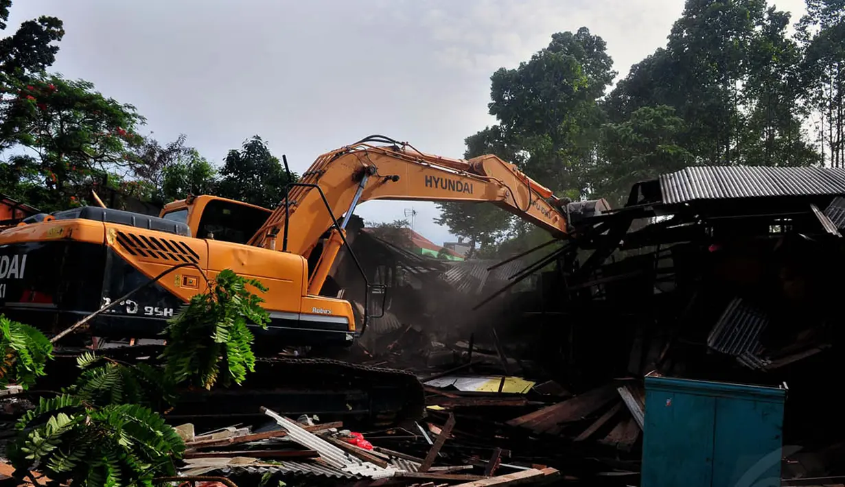Sejumlah alat berat tengah bekerja untuk meratakan 170 bangunan liar di Jalan Tebet Barat Raya, Jakarta, Rabu (3/12/2014). (Liputan6.com/Johan Tallo)