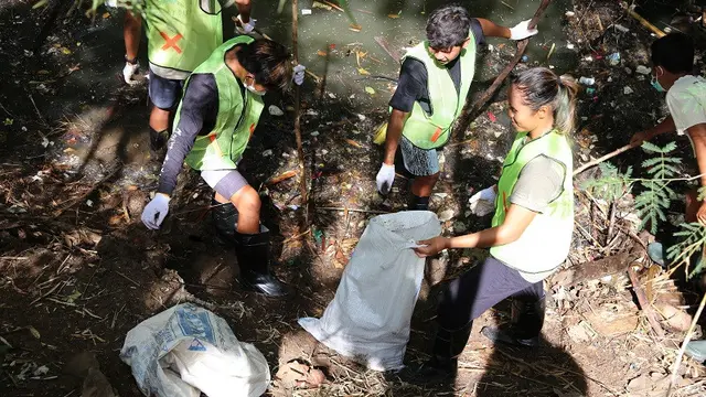 Aksi Bersih-Bersih Sungai dari Sampah Saja Tak Cukup