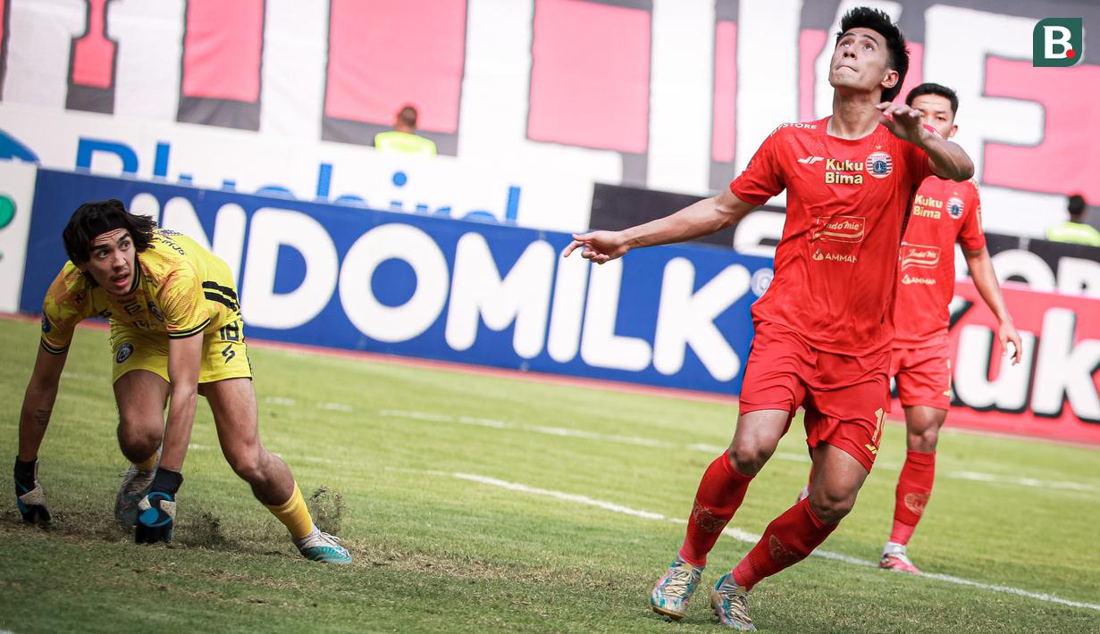 Kiper Arema FC, Julian Schwarzer (kiri) berusaha menghalau bola tendangan pemain Persija Jakarta, Hanif Sjahbandi pada laga pekan kesembilan BRI Liga 1 2023/2024 antara Persija Jakarta Vs Arema FC di Stadion Patriot Candrabhaga, Bekasi, Minggu (20/08/2023). (Bola.com/Bagaskara Lazuardi)