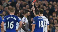 Pemain Chelsea, Diego Costa, menerima kartu merah saat melawan Everton pada laga Piala FA di Goodison Park, Liverpool, Minggu (13/3/2016) dini hari WIB. (AFP/Paul Ellis)