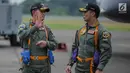 KSAU Marsekal TNI Yuyu Sutisna (kiri) berbincang dengan KSAD Jenderal TNI Andika Perkasa saat penyematan Wing Penerbang Kehormatan sebelum joy flight menggunakan pesawat Sukhoi Su-30 di Lanud Halim Perdanakusuma, Jakarta, Jumat (5/4). (Liputan6.com/Faizal Fanani)