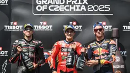 Pembalap Ducati Lenovo Marc Marquez (tengah) kian kokoh di posisi puncak klasemen pembalap MotoGP 2025. (Michal Cizek/AFP)