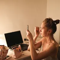 Ilustrasi Penggunaan Makeup Credit: pexels.com/Adrienn