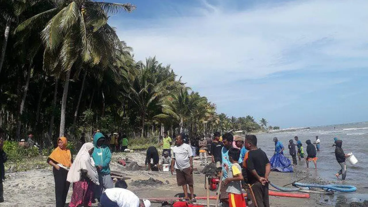 Warga Desa Buhu Jaya